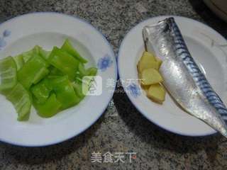尖椒炒咸鱼的做法步骤：1
