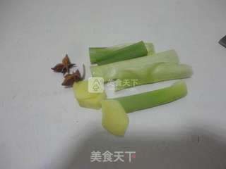 大骨头炖酸菜的做法步骤:2