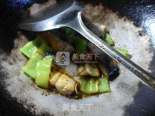 尖椒炒咸鱼的做法步骤：9
