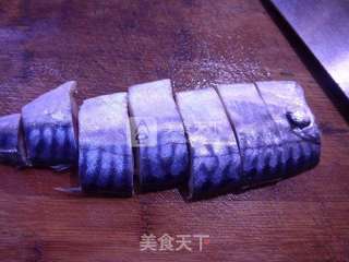 尖椒炒咸鱼的做法步骤：2