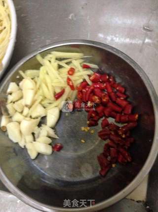 酸辣土豆丝的做法步骤：1