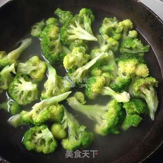 西兰花小炒的做法步骤:3