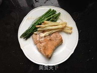 香煎三文鱼配芦笋的做法步骤:4