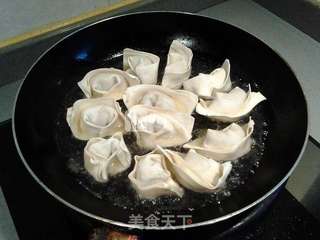 锅贴馄饨的做法步骤：6