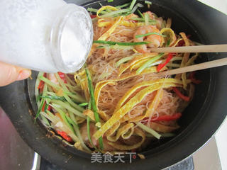 五彩虾仁粉丝煲的做法步骤:15