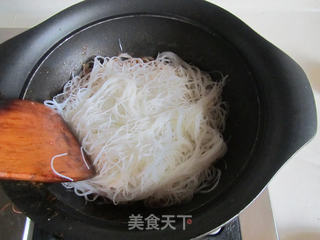 五彩虾仁粉丝煲的做法步骤:11