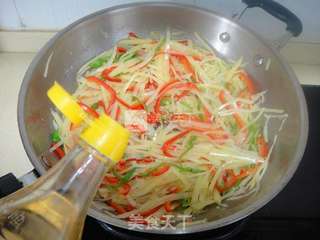 土豆辣椒丝的做法步骤:7