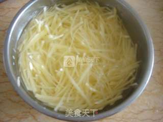 土豆辣椒丝的做法步骤:2