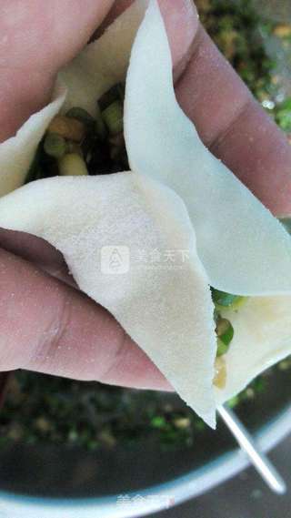 手工韭菜香菇猪肉饺子的做法步骤:2