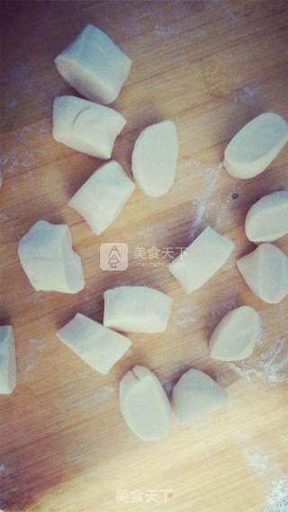 手工韭菜香菇猪肉饺子的做法步骤:11
