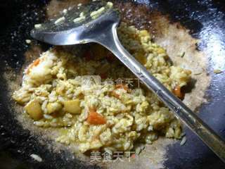 鸡蛋土豆咖喱酱炒饭的做法步骤:5