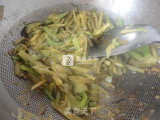 茄丝炒土豆丝的做法步骤:8