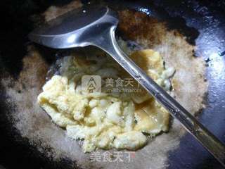 鸡蛋土豆咖喱酱炒饭的做法步骤:4
