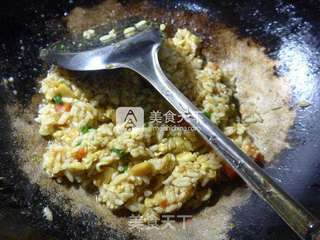 鸡蛋土豆咖喱酱炒饭的做法步骤:6