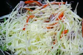 让你胃口大增的土豆丝炒肉的做法步骤:5