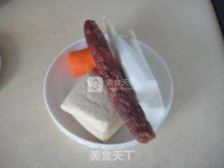 腊肠炒三丁的做法步骤:2
