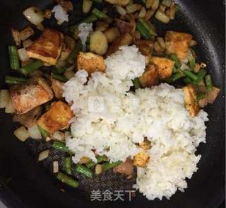 咖哩三文鱼炒饭的做法步骤:8