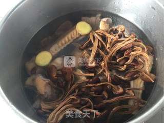 【茶树菇炖土番鸭】的做法步骤:7