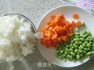 马哈鱼~缤纷青豆炒饭的做法步骤：2