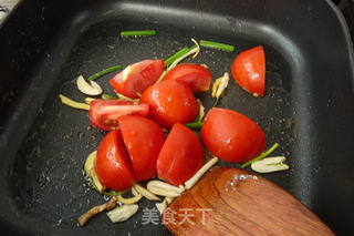 酸辣番茄焖鲫鱼的做法步骤:4
