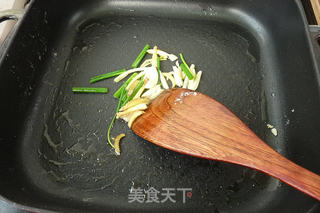 酸辣番茄焖鲫鱼的做法步骤:3
