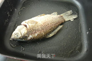 酸辣番茄焖鲫鱼的做法步骤:2