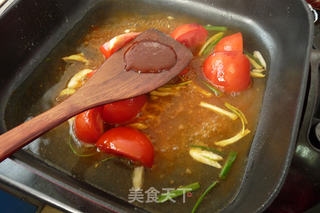 酸辣番茄焖鲫鱼的做法步骤:5