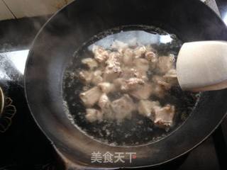 红萝卜炖排骨的做法步骤:2