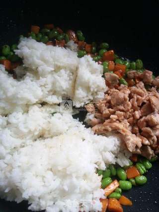 马哈鱼~缤纷青豆炒饭的做法步骤：6