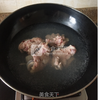 核桃莲子猪骨煲的做法步骤:2