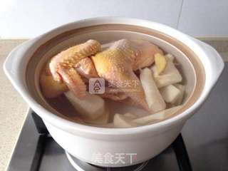 【夏笋炖土鸡】的做法步骤:5