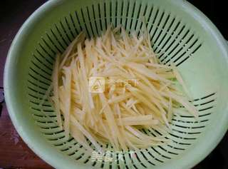 清炒瘦肉土豆丝的做法步骤:3