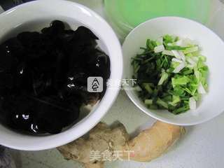 黑木耳红烧千岛湖鲫鱼的做法步骤:2