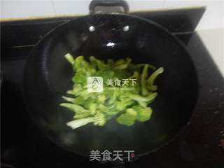 胡萝卜炒西兰花的做法步骤:2