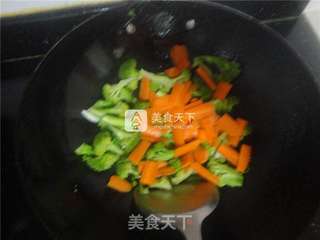 胡萝卜炒西兰花的做法步骤:3
