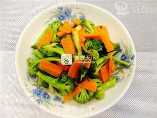 胡萝卜炒西兰花的做法步骤:5