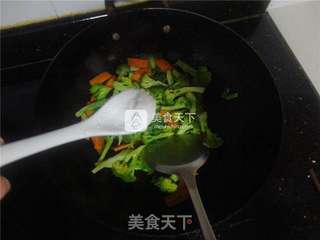 胡萝卜炒西兰花的做法步骤:4