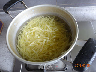 凉拌土豆丝红油炝土豆丝的做法步骤:2