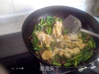 蒜薹炒肉+鸡蛋的做法步骤:10