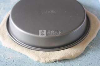 火腿花边培根披萨的做法步骤:5