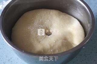 火腿花边培根披萨的做法步骤:3