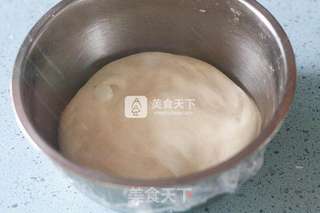 火腿花边培根披萨的做法步骤:2
