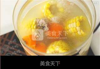 胡萝卜玉米排骨汤的做法步骤:4