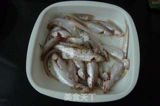 糖醋辣酱凤尾鱼的做法步骤:2