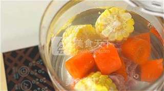 胡萝卜玉米排骨汤的做法步骤:2