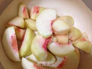 桃子糖水的做法步骤:2