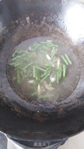 鲜辣过瘾~~~剁椒豇豆焖面的做法步骤:2