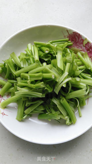 素食小炒~~~剁椒空心菜梗的做法步骤:2