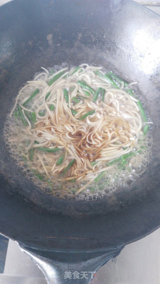鲜辣过瘾~~~剁椒豇豆焖面的做法步骤：4