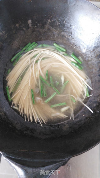 鲜辣过瘾~~~剁椒豇豆焖面的做法步骤:3